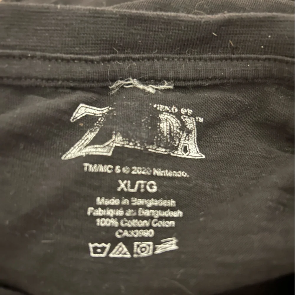 Nintendo Legend of Zelda XL men’s t-shirt. Used. Fits a bit small. Black. Link. - Picture 2 of 3